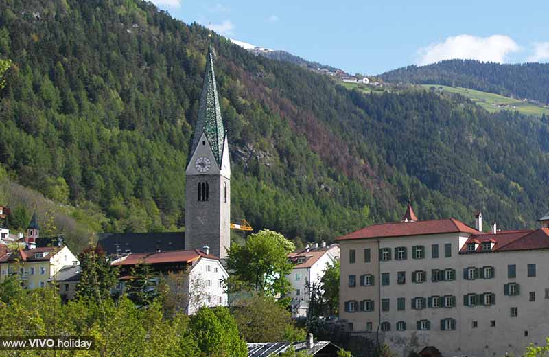 Die Pfarrkirche zur Hl. Helena
